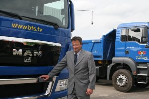 Herr Stegmaier mit zwei LKW-s.